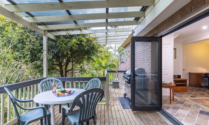 Soldiers Point Casa | 18 Irene Crescent - pet friendly holiday home
