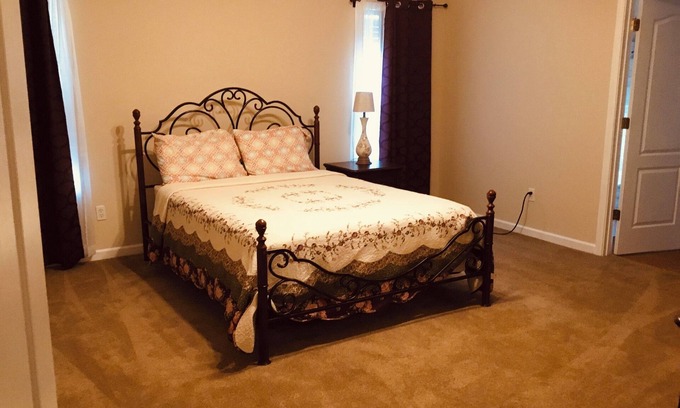 Oak Hill Casa | 18 minutes to Downtown Covington Square Walk of Stars and Great Restaurants