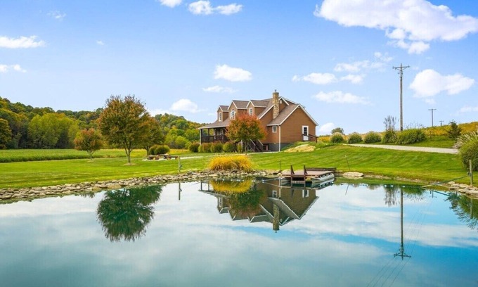Logan Cabina | 18 Person Retreat-Swimming pond, Hot tub, Fire pit, Pool Table and more!