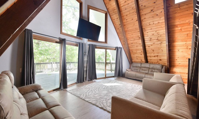 Lake Delton Villa | 18 person Villa located right across Lake Delton