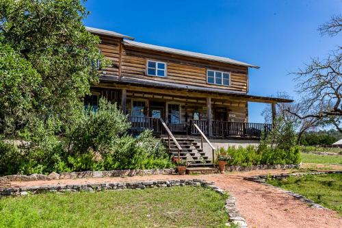 Hunt Casa | 1800's Antique Log Cabin with Modern Amenities near Fredericksburg and Kerrville, Texas