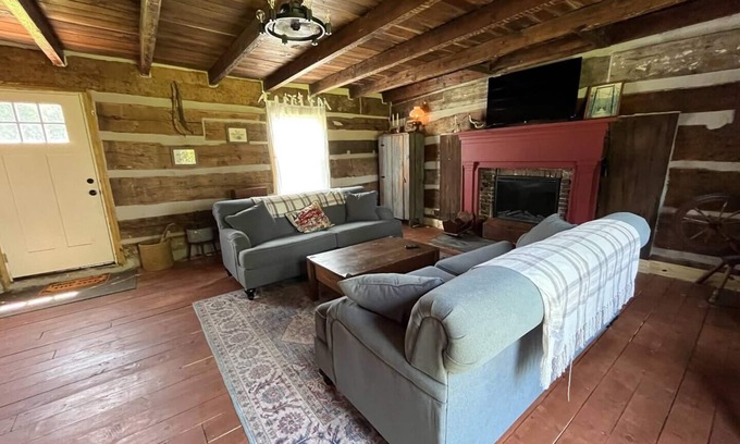 Lexington Cabina | 1800’s Historical Log Cabin near I-75 Interstate