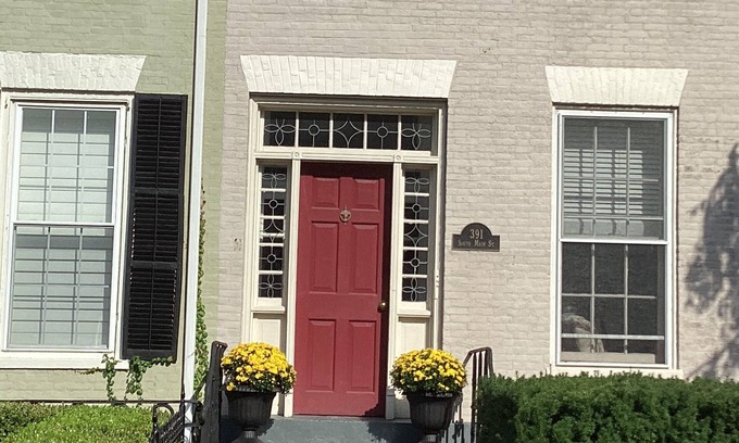 Geneva Apartamento | 1829 Row House In Geneva’s Historic District for Extended Stay