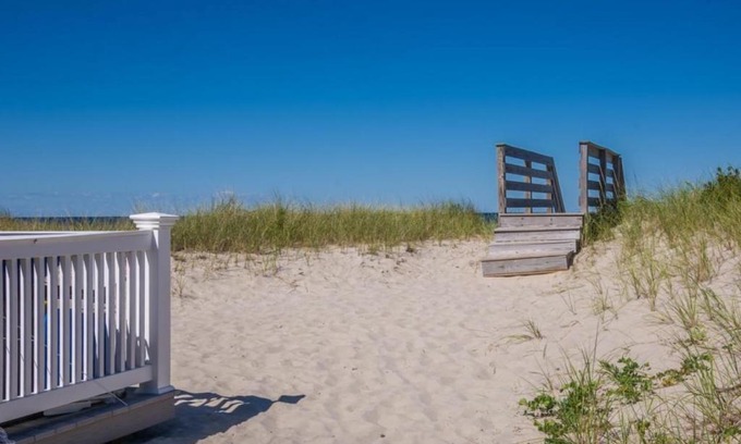 East Sandwich Casa | 183 #2 North Shore Boulevard Cape Cod - 50 Steps