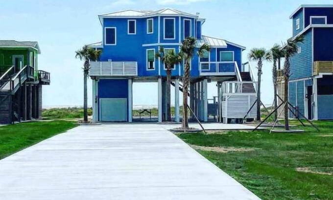 Clayton Apartamento | 1836 Beachfront Retreat