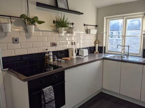 Swindon Apartamento | 1840's Railway Cottage - Sleeps 4 & Parking