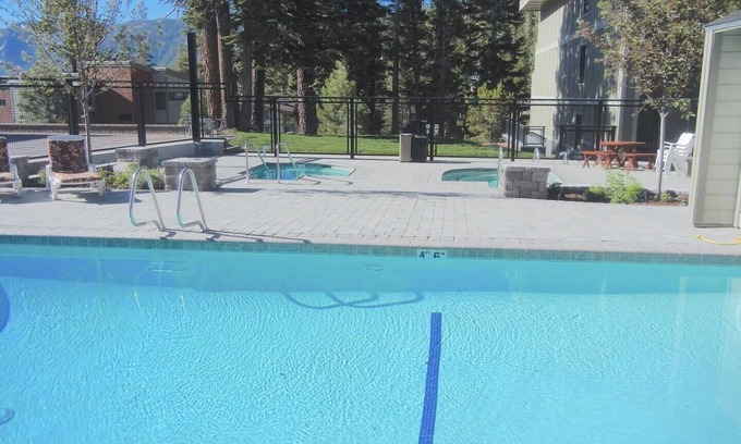 Mammoth Lakes Condominio | 1849 Condos - Spacious 3 Bedrooms with Outdoor Pool & 3 Hot Tubs