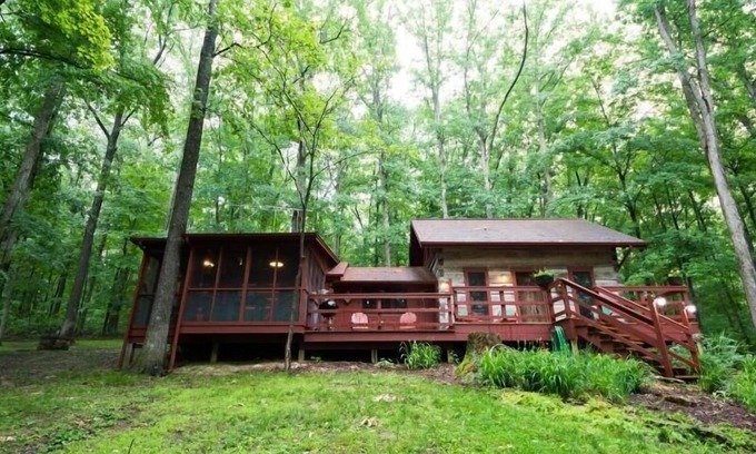Nashville Cabina | 1859 Historic Log Cabin, pet friendly and 5 minutes to Nashville!