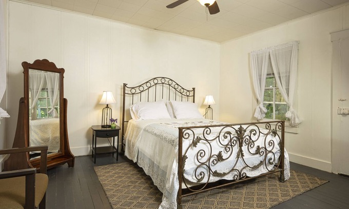Clio Cama Y Desayuno | 1887 West Virginia Farm House-Strawberry Farm B&B