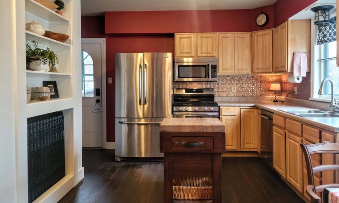 Deer Lodge Casa | 1889 Historic Victorian Rich with History