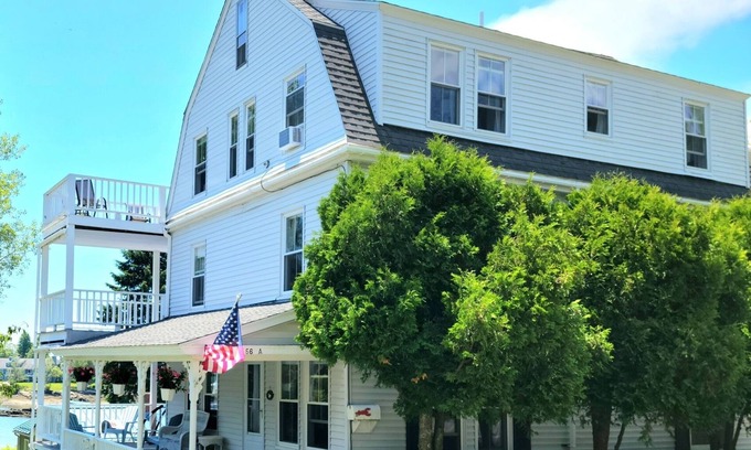 Boothbay Harbor Condominio | 1890's N. England House, terraza privada con vistas al puerto, a 5 minutos a pie de la ciudad