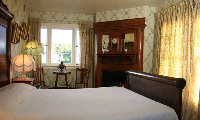 Pacific Grove Cabina | 1890 Quarter Sawn rolled oak armoire/Fireplace/ QUEENBED/clawfoottub/shower