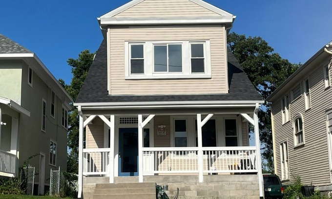 Southeast Omaha Villa | 1890's Craftsman Home 5BR 4BA, Sleeps 16+ w 6 TVs.