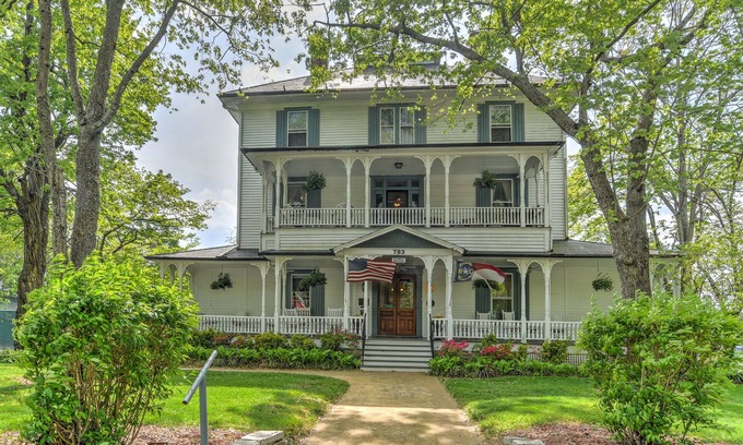 Hendersonville Cama Y Desayuno | 1898 Waverly Inn