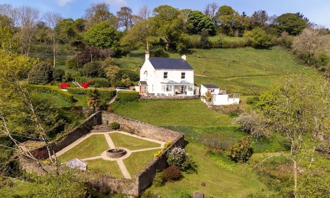 Totnes Cabaña | 18th-Century Farmhouse with Countryside Views