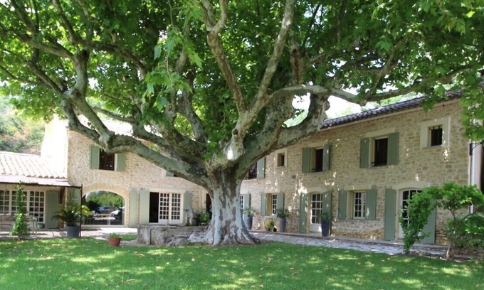 Sarrians Otro | 18th century Provencal country house