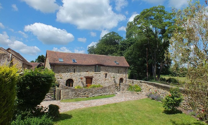 Penycae Cabaña | 18th Century sandstone cottage with all modern comforts and old world charm.