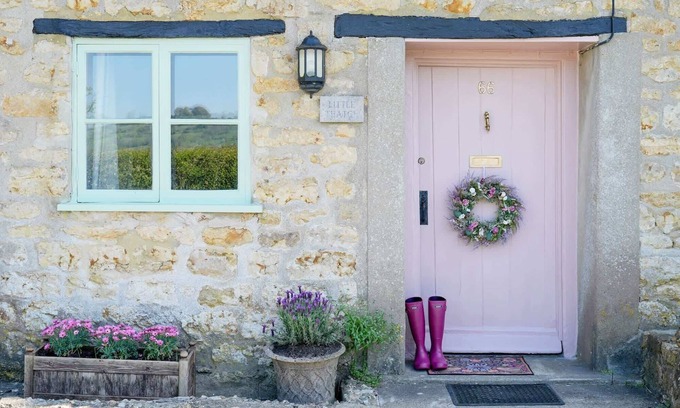 Beaminster Casa | 18th Century Thatched Cottage, Parking & Garden