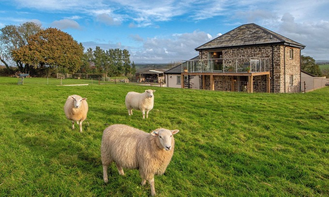 Brazzacott Casa | 18th century barn couple's retreat in beautiful Devon countryside
