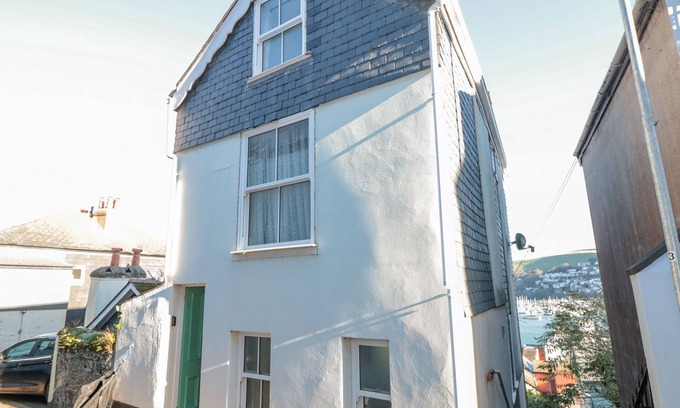 Dartmouth Cabaña | 19 ABOVE TOWN, pet friendly, character holiday cottage in Dartmouth