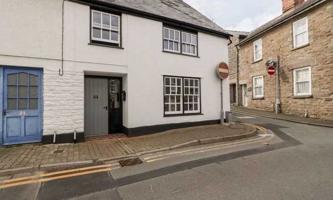 Hay on Wye Cabaña | 19 LION STREET, pet friendly, with a garden in Hay-On-Wye