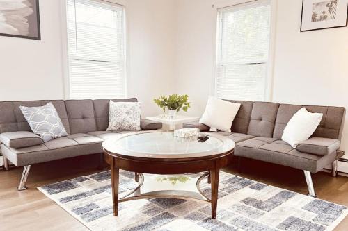 Malden Apartamento | 19 Malden 3Br Apt on 2F with WIFi and Free parking with Windows AC