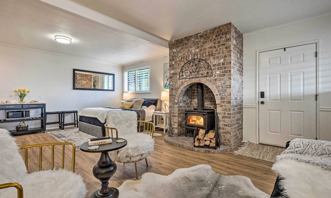 Manchester Apartamento | 19 Mi to Seattle: Port Orchard Studio w/ Views