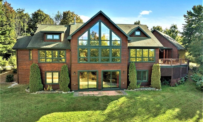 Harbor Springs Cabina | 19 Person Private Log Lodge on large wooded lot 2 min from Beaches/Golf/Wine!