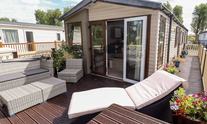 Grimsby Cabaña | 19 THE BRAMBLES, family friendly in Humberston, Lincolnshire