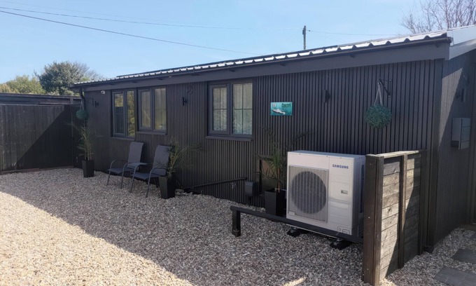 Anderby Creek Cabaña | 19 THE COURT, pet friendly, country holiday cottage in Anderby Creek