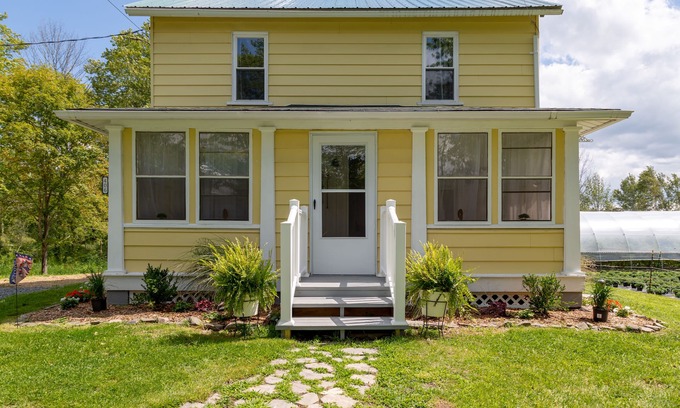 Lake Ariel Otro | 1900’s farmhouse with old country charm. Six miles to Lake Wallenpaupack