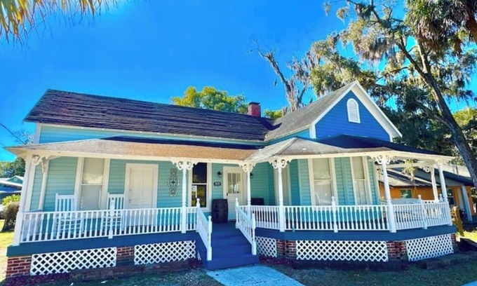 Dunnellon Casa | 1905 Victorian minutes from the Rainbow River and World Equestrian Center
