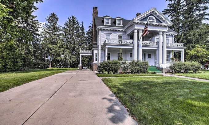 Reedsburg Casa | 1909 Mansion in Reedsburg near Wisconsin Dells