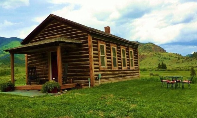 Gardiner Cabina | 1916 Escuela cerca de paseos a caballo de Yellowstone, tirolesa, rafting, senderismo
