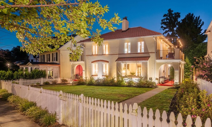 Northwest Casa | 1920's charm in a 3 Luxury bedroom flat close to everything - renovated bath
