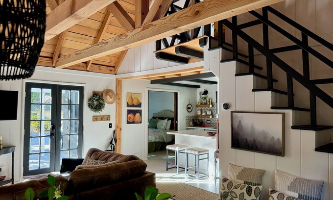 Cedar Glen Cabina | 1926 Vintage Charm & Modern Luxury w/Lake Access - 10 min walk to Orchard Bay