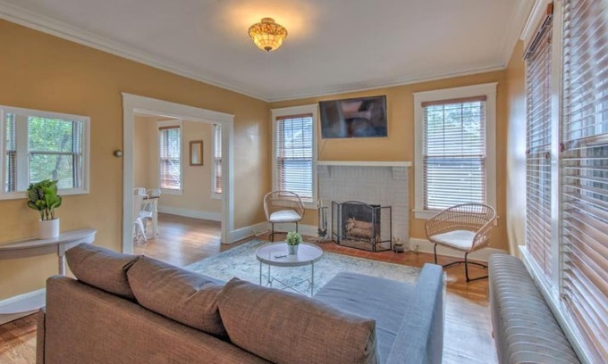 Cooper-Young Historic District Casa | 1927 Family Craftsman Cottage - Ideal Location