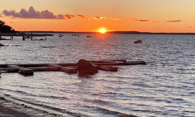 Pocasset Cabaña | 1930s Cape Cod Cottage just a few houses from the beach!