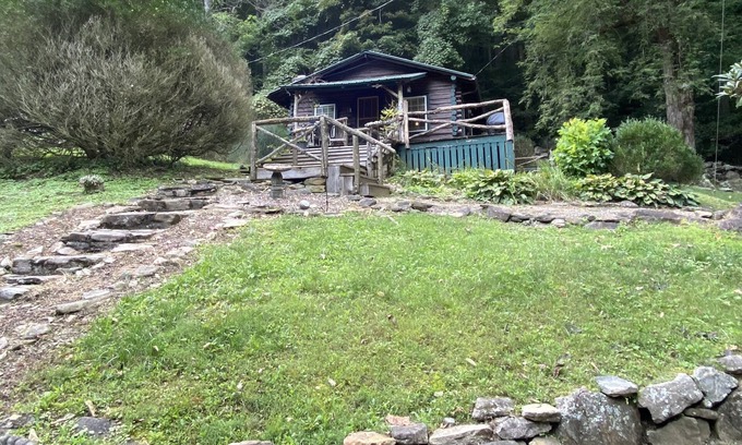 Cattail Creek Cabina | 1930’s Log Cabin on Rushing Creek!