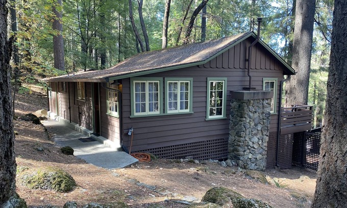 Middletown Cabina | 1937 upgraded Cabin in tree/ mountain area walking distance to town.