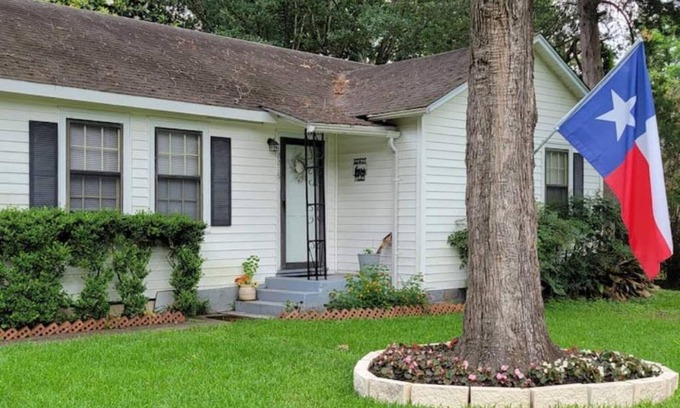 Katy Casa | 1940's Charming Home w/Lake-Park View in Quiet, very Family Friendly Area
