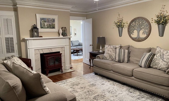 Columbus Casa | 1940s 3 Bedroom 2 Bath fully furnished home in the historic Overlook District