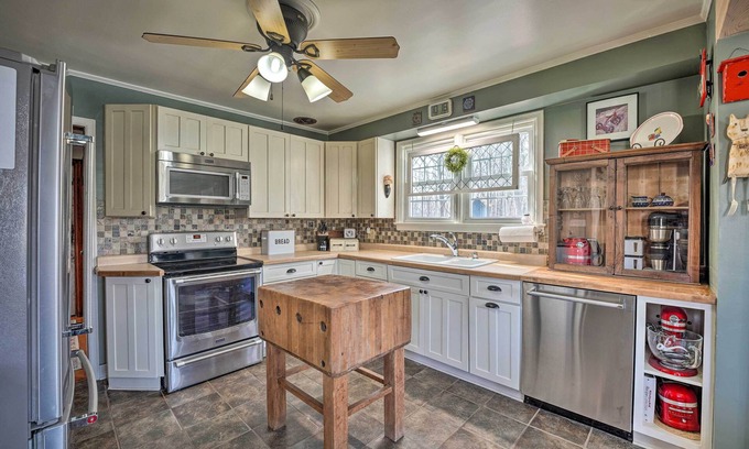 Three Oaks Casa | 1940’s Farm Cottage w/ Fire Pit, 4 Mi to Lake