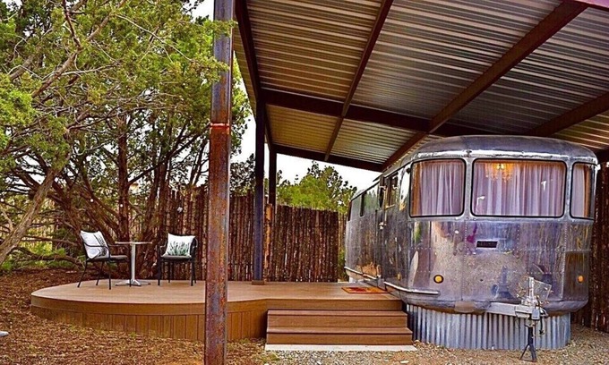 La Cienaga Casa | Spartan Camper de 1948: estilo vintage, bellamente renovado.