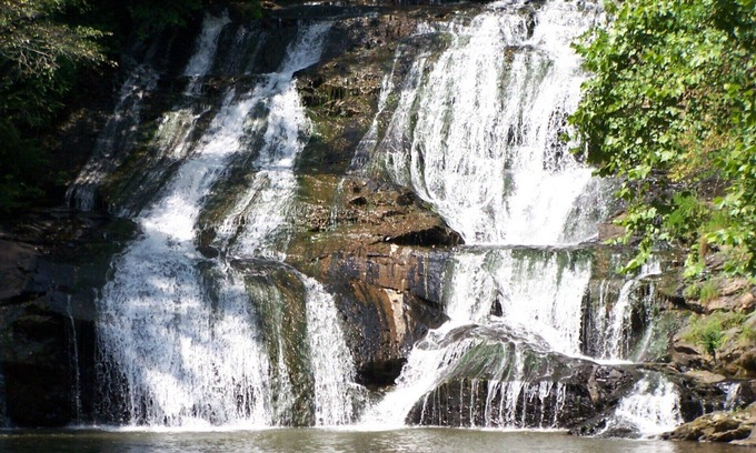 Dahlonega Cabina | La cabaña del 1950 sobre Cane Creek encima de las cataratas