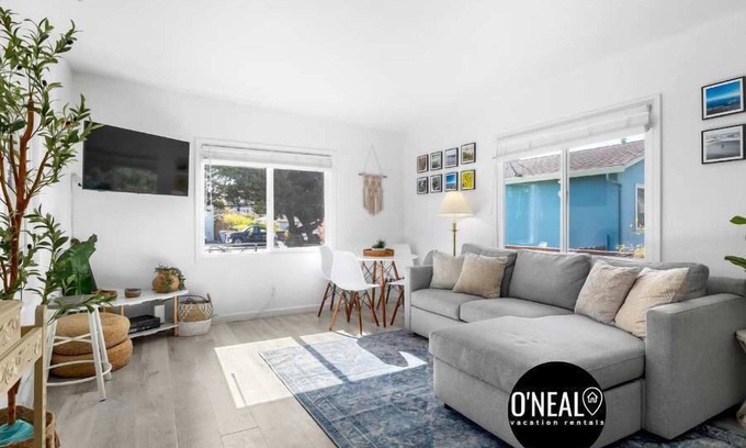 Eastside Santa Cruz Casa | 1950's Surf Shack - 6 min walk to beach!