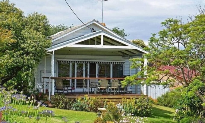 Portarlington Cabaña | 1950s Bayfront Classic With Glistening Water Views