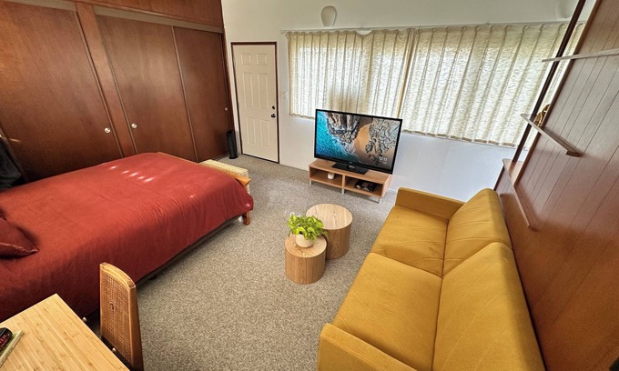 Merced Apartamento | 1950’s Mid-Century-Modern studio with AC and WiFi in lovely Merced