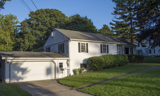 Town of Ledyard Casa | 1950 del estilo del rancho en el corazón del pueblo