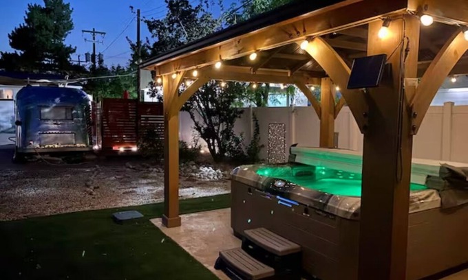 South Salt Lake Apartamento | 1959 Airstream Shiny Tiny Home Experience- Hot Tub